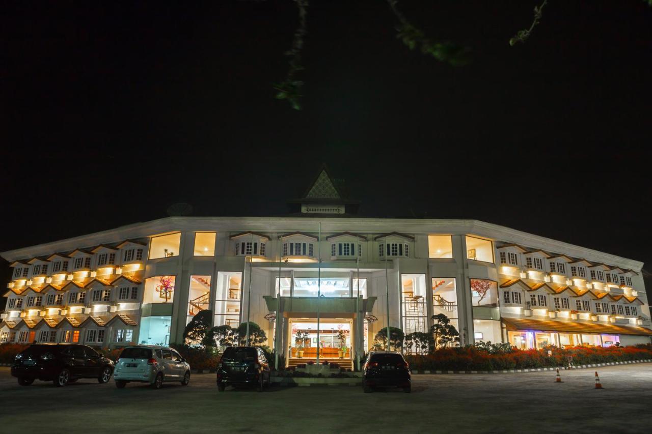 Sinabung Hills Berastagi Hotel Exterior photo